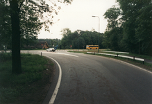 847347 Gezicht over de Maarnse Grindweg te Maarn (voorgrond), richting de kruising met de Woudenbergseweg (onderdeel ...